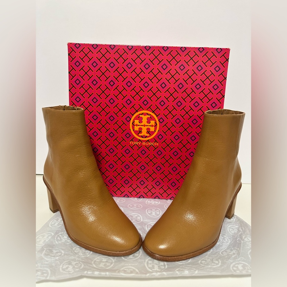 Tory Burch Sz.5.5 Brooke Stamped Heel Bootie Fellini
CaramelCorn776 Style153792